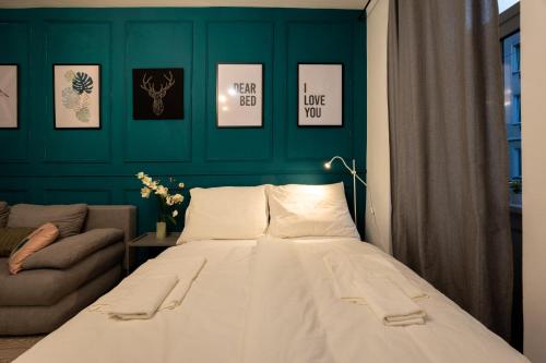 Cama en habitación con pared verde en Radiant Premium Apartments-Muhrengasse, en Viena