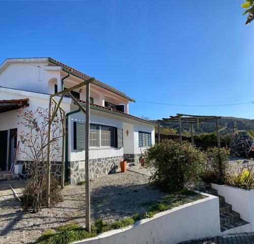 una casa con una luz de la calle delante de ella en Casa-Estaro, en Anceriz