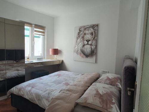 - une chambre avec 2 lits et une photo d'un lion dans l'établissement InFresh holiday house, à Šibenik