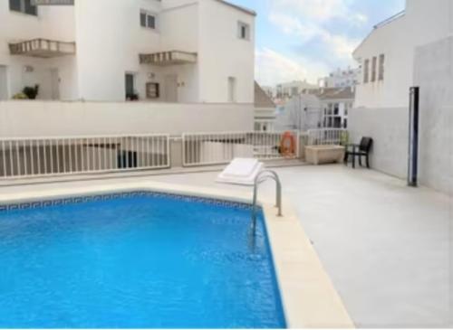 una piscina en el balcón de un apartamento en Piso Piteres 7 con piscina en Altea