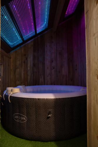 Photo de la galerie de l'établissement Ô COSY , DUPLEX, JACUZZI, TERRASSE., à Villedieu-les-Poêles