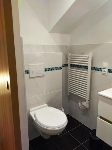 une petite salle de bain avec toilettes et lavabo dans l'établissement Studio Top, à Perros-Guirec