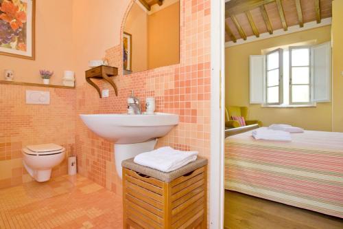 Un baño con lavabo, inodoro y bañera. en Villa Gourmet, en Orentano