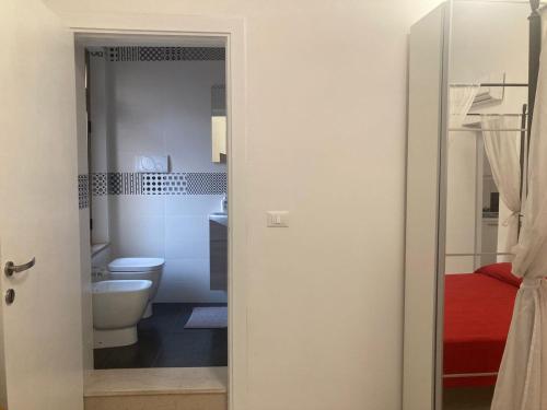 een badkamer met een toilet en een wastafel bij Casa Vacanze Mare in Pescara