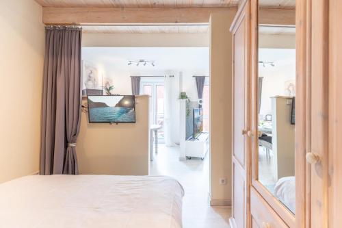 - une chambre avec un lit blanc et un couloir dans l'établissement Altstadtstübchen, à Husum