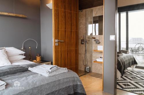 Postel nebo postele na pokoji v ubytování Quaint & Chic Seaside Villa