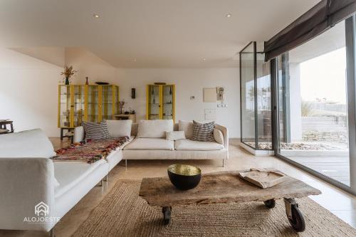 sala de estar con sofá y mesa en Quaint & Chic Seaside Villa, en Santa Cruz