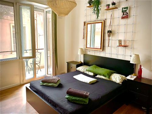 Pokój z łóżkiem z 2 poduszkami w obiekcie Urban Greener - MORADA w Cagliari