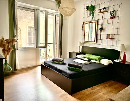 sypialnia z czarnym łóżkiem w pokoju w obiekcie Urban Greener - MORADA w Cagliari