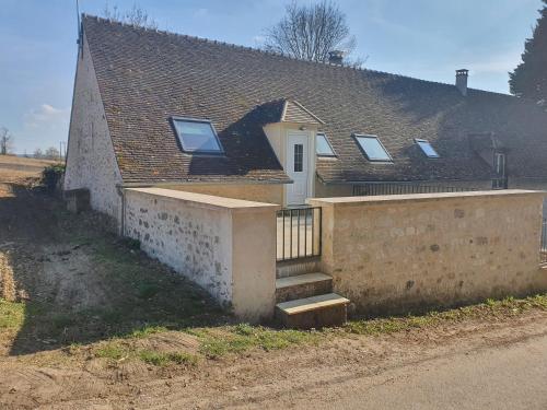 uma casa com uma parede de tijolos e escadas em L'élégant Gîtes de Moiscourt em Gisors