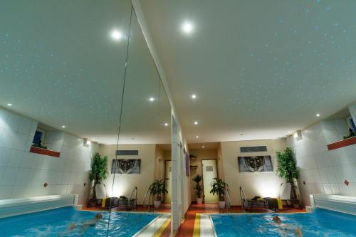 a swimming pool in a building with a ceiling at Akzent Hotel Goldner Stern in Muggendorf