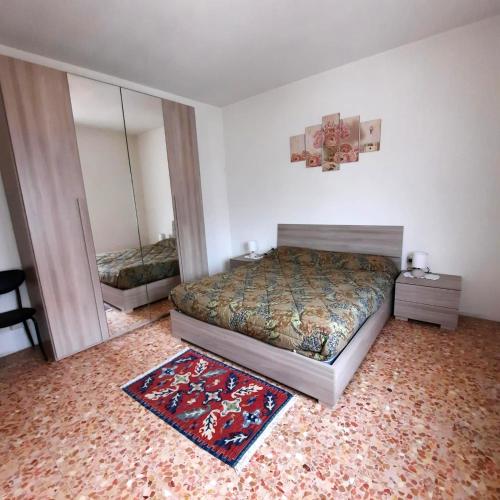 - une chambre avec un lit et un miroir dans l'établissement Appartamento Legnone - Your Mountain Holiday, à Tremenico