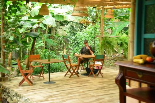 Un jardín fuera de La Percha Hostal