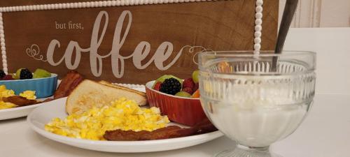 un plato de desayuno y un vaso de agua en Tybee Island Inn Bed & Breakfast, en Tybee Island