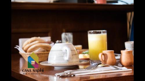クスコにあるCasa Saphiのテーブル(パンプレートとオレンジジュース1杯付)