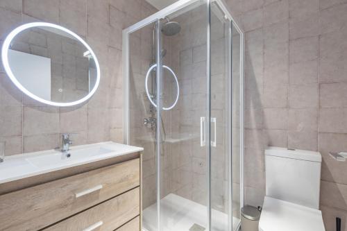 Modern Apartment close to City Centre في فالنسيا: حمام مع دش ومرحاض ومغسلة