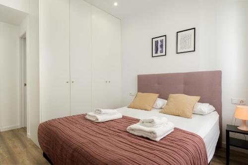Postel nebo postele na pokoji v ubytování Modern, Stylish Apartment