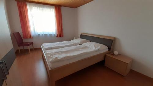a small bedroom with a bed and a window at Ferienwohnungen & Weingut Kroiss Silvia in Illmitz