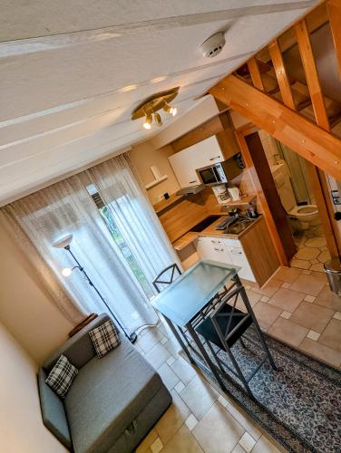 カッセルにあるApartment Nadaのリビングルームとキッチンのオーバーヘッドビュー