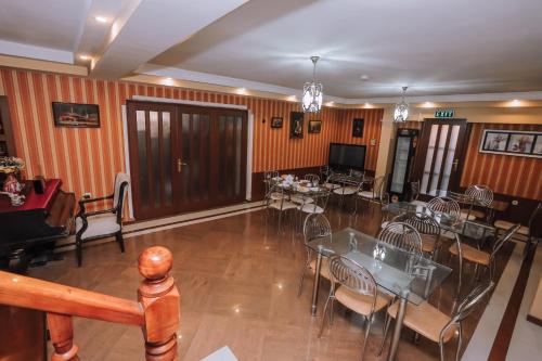 comedor con mesa y sillas en Boutique Old City Hotel, en Tiflis