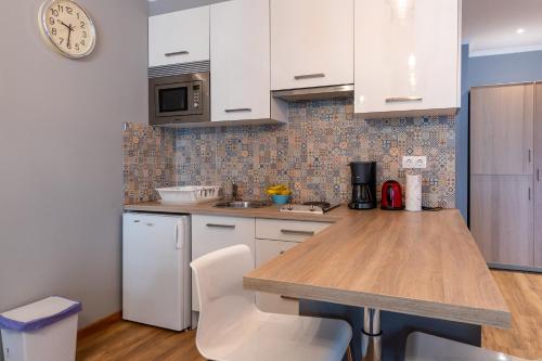 Stylish 1 Bedroom Apartment - 500m from the beach tesisinde mutfak veya mini mutfak