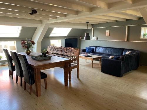 sala de estar con mesa y sofá en Van Zweeden Verhuur, en Biggekerke
