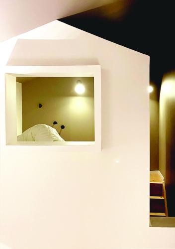 a white wall with a mirror in a room at Superbe Grande Maison - Amis - Familles - Entreprises in Toulouse