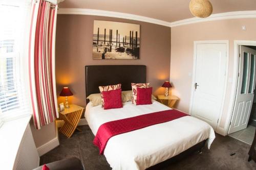 A bed or beds in a room at Newminster Cottage