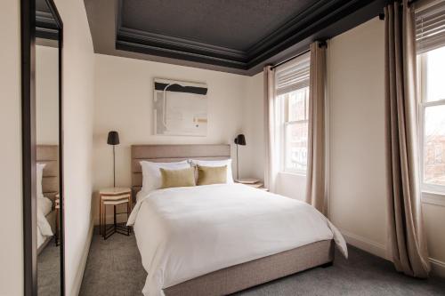 Postel nebo postele na pokoji v ubytování Dupont Circle Embassy Inn by FOUND