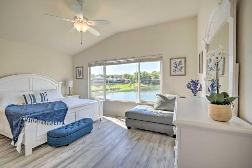 ザ・ヴィレッジズにあるThe Villages Retreat with Lanai and Lake Views!のベッドと大きな窓のある寝室