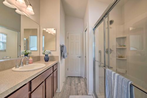 ザ・ヴィレッジズにあるThe Villages Retreat with Lanai and Lake Views!の洗面台とシャワー付きのバスルーム