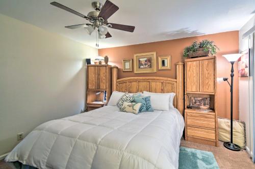 Ένα ή περισσότερα κρεβάτια σε δωμάτιο στο Cozy Fountain Hills Condo with Mountain Views!