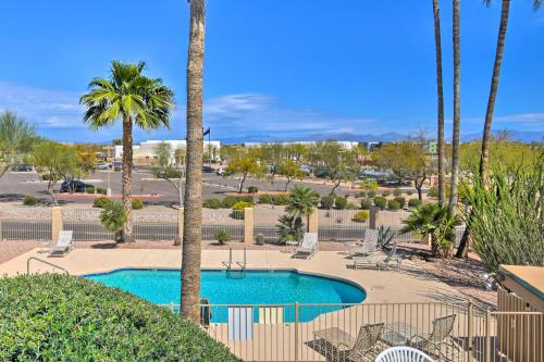 Πισίνα στο ή κοντά στο Cozy Fountain Hills Condo with Mountain Views!