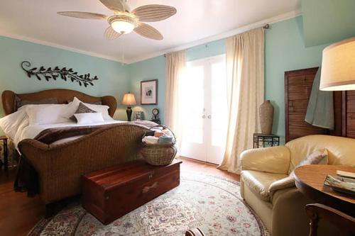 - une chambre avec un lit et un canapé dans l'établissement Coastal Hideaway, à Carlsbad