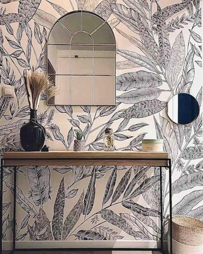 une table avec un vase et un miroir mural dans l'établissement Superbe Appt vue mer climatisé, à Banyuls-sur-Mer