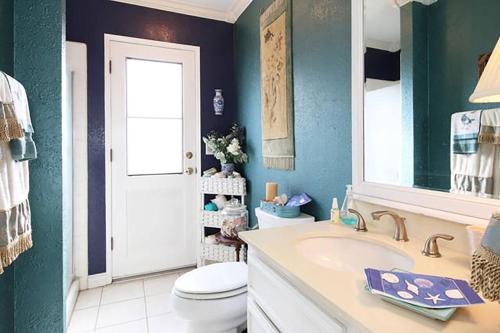 een badkamer met een witte wastafel en een toilet bij Coastal Hideaway in Carlsbad