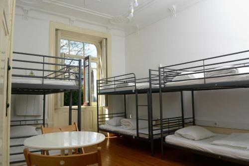 En eller flere senge i et værelse på O2 Hostel