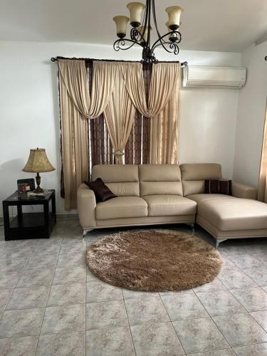 uma sala de estar com um sofá e um tapete em My dulce hogar em Isabela