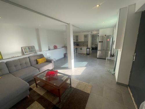 un salon avec un canapé et une table dans l'établissement Charmant deux pièces dans maison, à Roquebrune-Cap-Martin