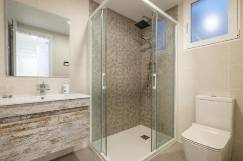 Ένα μπάνιο στο Brand New Apartment With Super Comfortable Beds