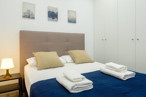Rúm í herbergi á Brand New Apartment With Super Comfortable Beds
