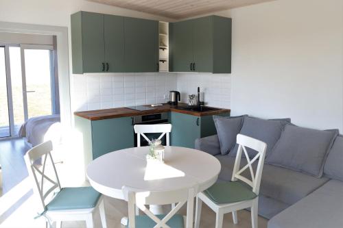Una cocina o zona de cocina en Stovyklavietė Paukščių takas