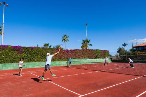 Tennis und/oder Squash in der Unterkunft Hotel Blue Sea Interpalace oder in der Nähe