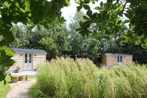 Κήπος έξω από το Luxury Shepherds Hut - The Sweet Pea by the lake