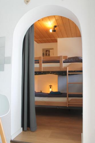 a room with two bunk beds in a room at Schwarzwald Landhaus Leonore mit Alpenblick, Erdgeschosswohnung mit großer Gartenterrasse und Parkplatz in Ühlingen-Birkendorf