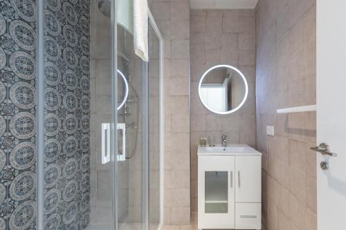 uma casa de banho com um chuveiro, um lavatório e um espelho. em Gorgeous Apt with a Large Private Terrace em Valência