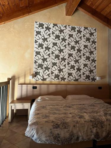 a bedroom with a bed with a black and white wall at Il Poggio Agrisport in Poirino