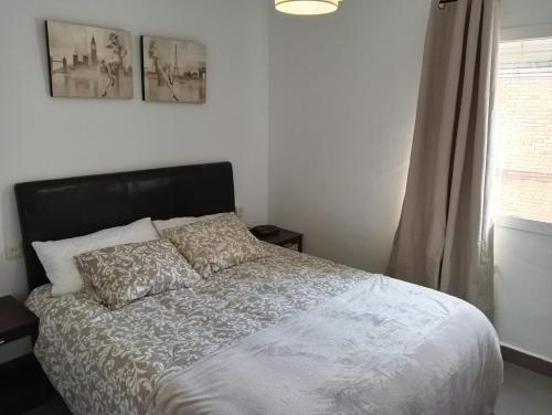 a bedroom with a bed and a window at Apartamento Casa Quiles in Losa del Obispo