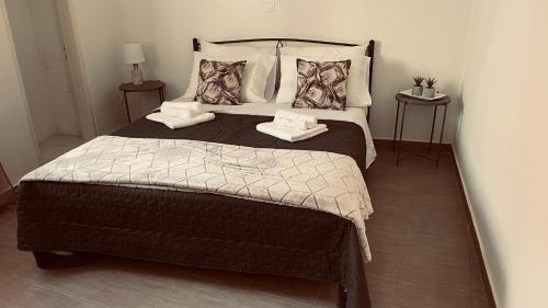 um quarto com uma cama grande com duas toalhas em Elli’s House em Kalavárda