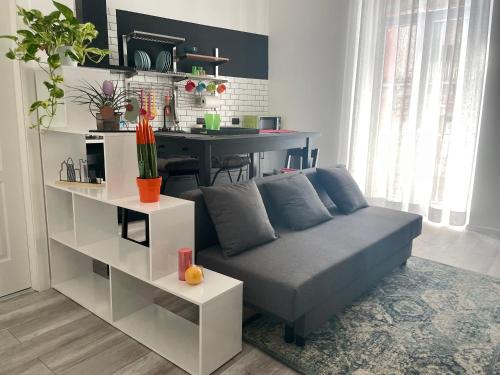 uma sala de estar com um sofá e uma mesa em Napoli Comfort Home em Nápoles